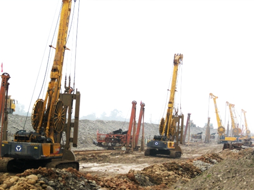 徐(xu)工連續牆機群(qun)樂山施工