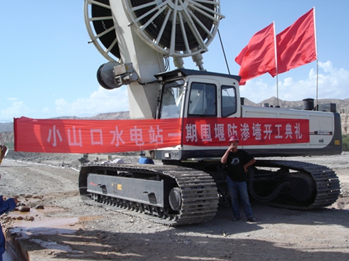 連續牆施(shī)工-新疆庫爾勒(lè)開都河水電站(zhan)圍堰工程