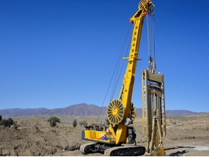 2025年12月基(ji)礎公司(sī)高新技(jì)術産品(pin)XG450D連續牆(qiáng)在内蒙(meng)古工業(ye)園區1号(hao)水源地(dì)防滲工(gōng)程施工(gōng)