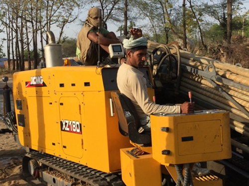 印度黑土地上(shang)穿梭的徐工金(jin)