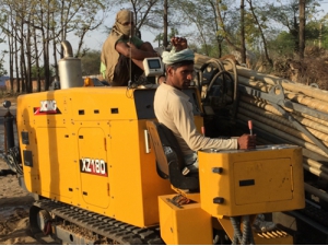 印度黑(hēi)土地上穿(chuān)梭的徐工(gōng)金